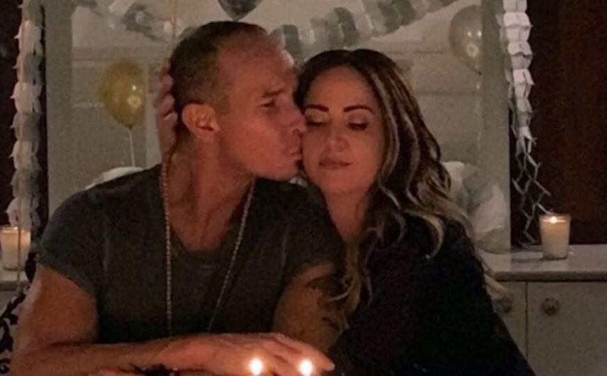Tras el “beso” de Erik Rubín con bella actriz, Andrea Legarreta define si regresará o no con el cantante