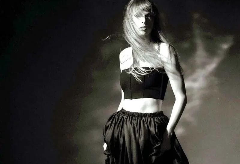 Swifties entran al Departamento de poesía