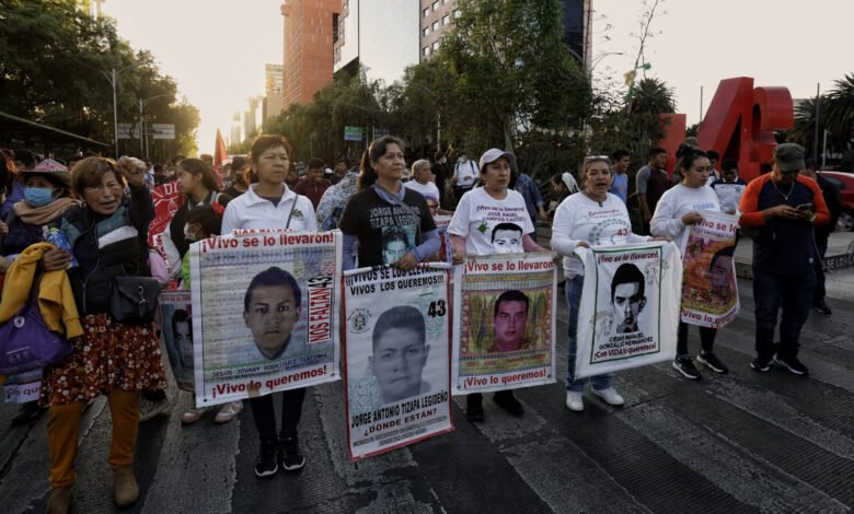 Dan libertad condicional a 8 militares implicados en el caso Ayotzinapa